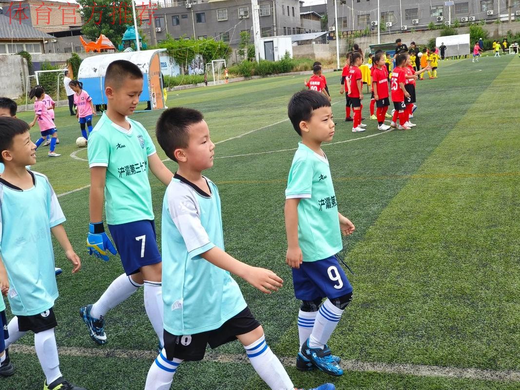 “足球爷爷”走进幼儿园 义务教娃娃们踢足球